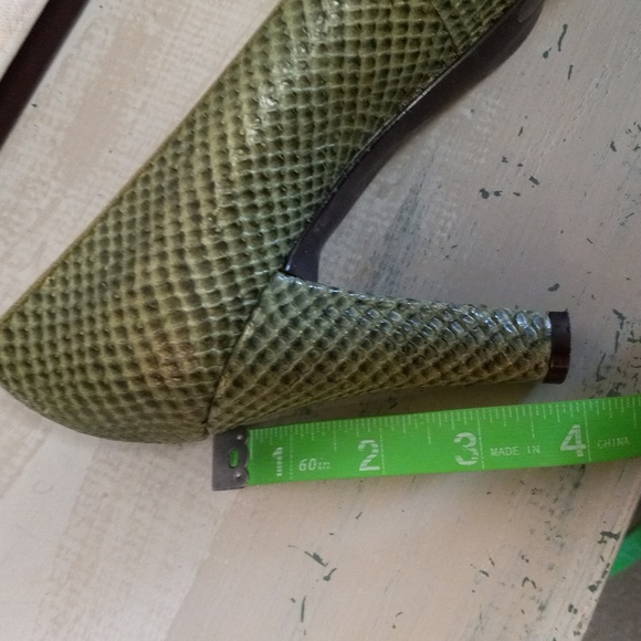 VINCE CAMUTO  GREEN, LEATHER, SNAKE SKIN PRINT, BRAIDED BOW-TIE HEELS - Picture 9 of 16
